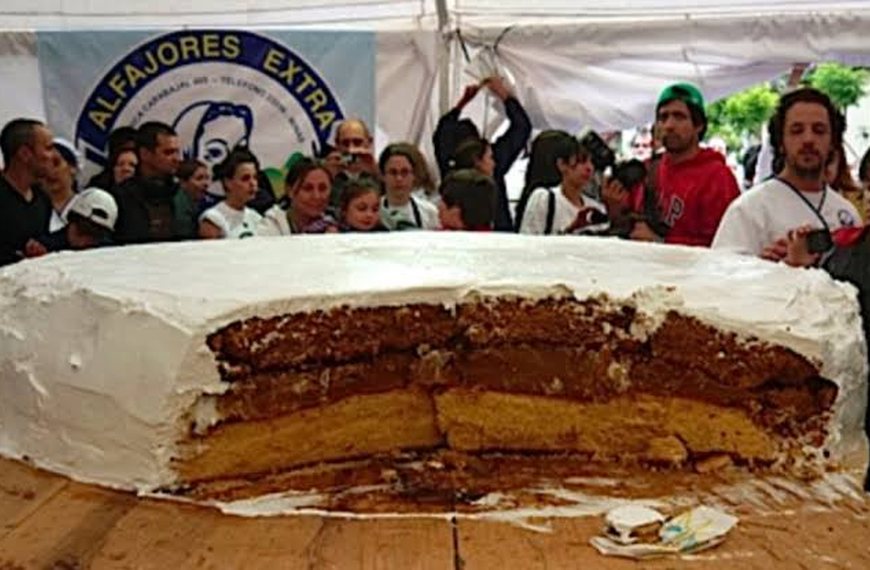 Argentina tiene el alfajor más grande del mundo: pesó 3.162 kilos y se repartió en Recoleta