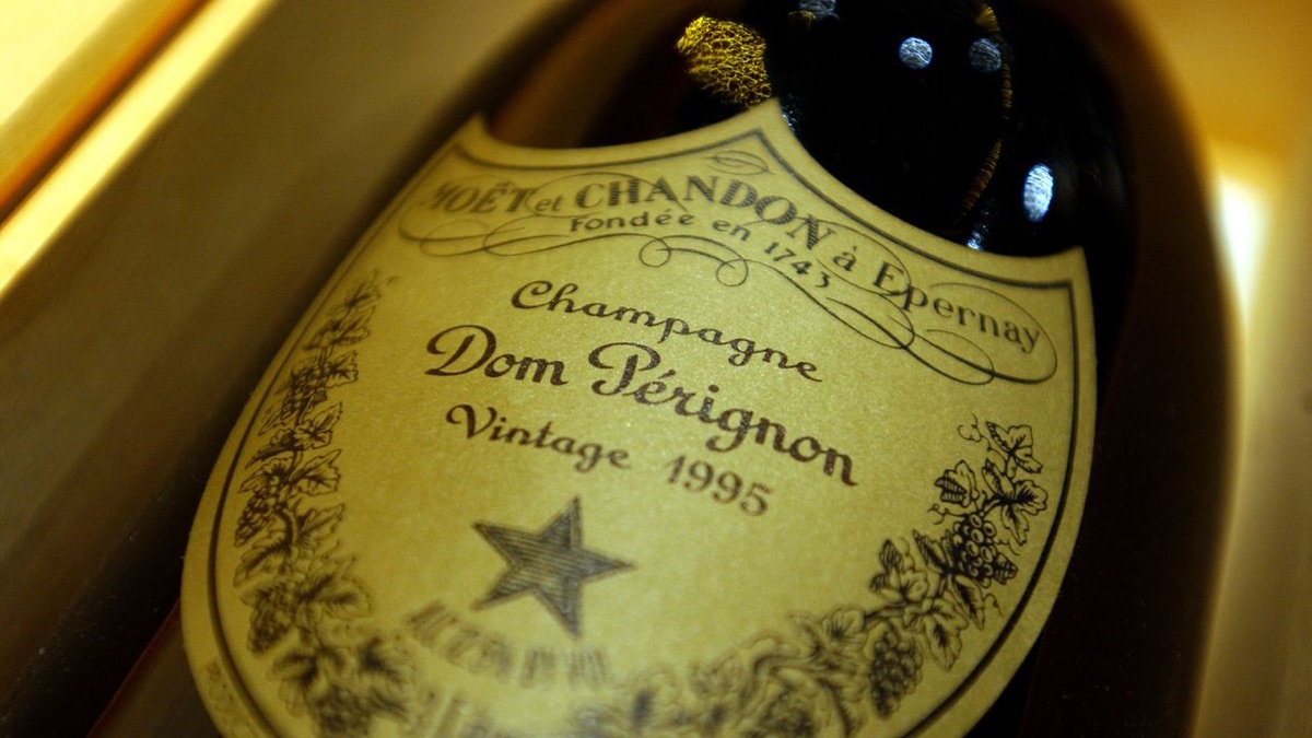 Dom Pérignon: cómo un monje y una leyenda forjaron el champagne de lujo