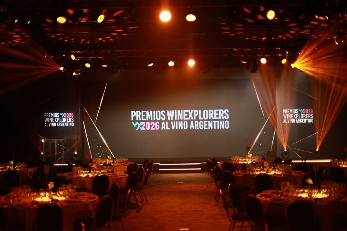 El salón de los Premios Winexplorers 2026 al Vino Argentino, con la pantalla del evento sobre el escenario